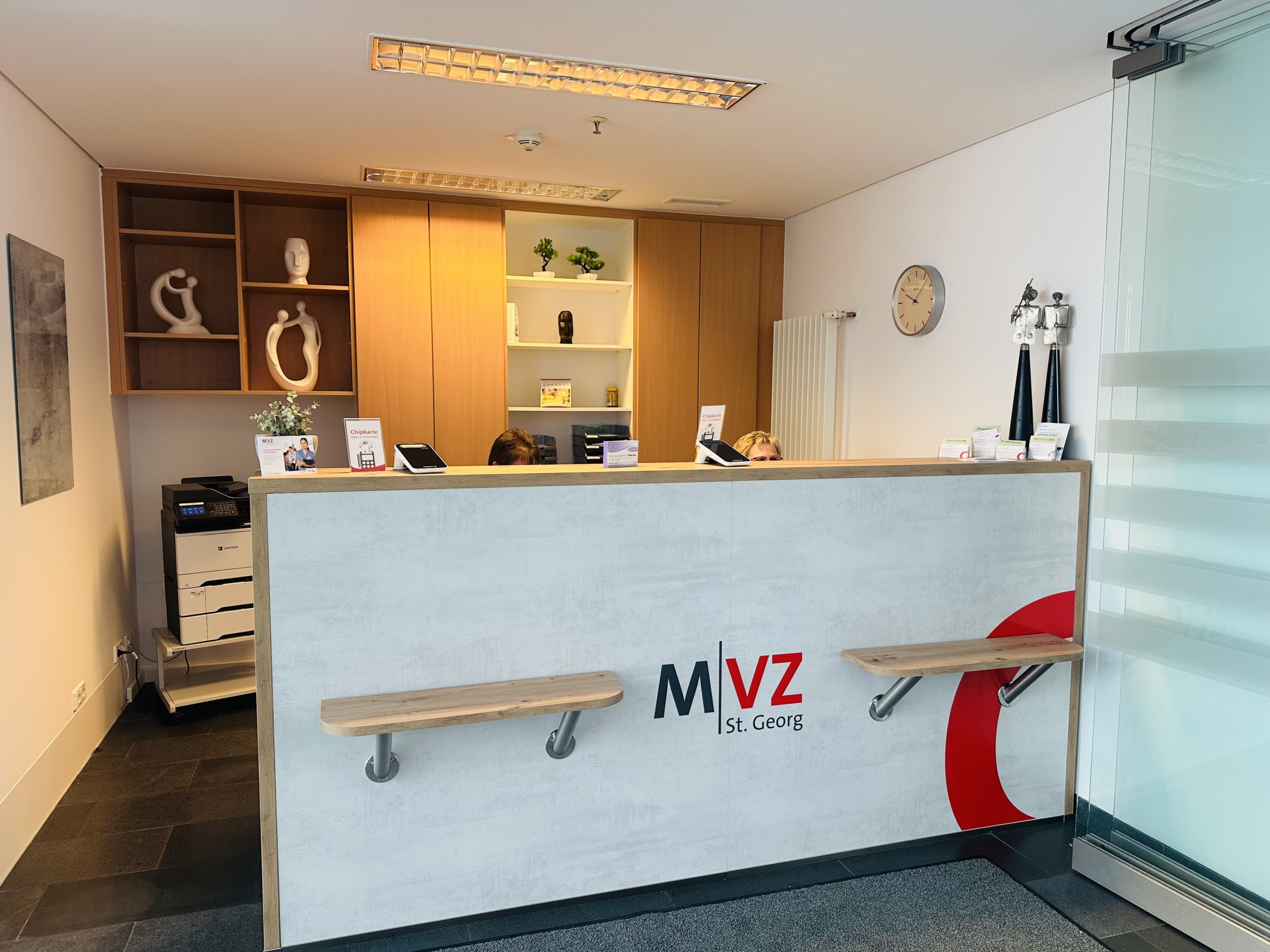 Tresen einer Arztpraxis mit der Aufschrift "MVZ St. Georg"